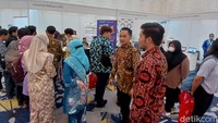 Para calon mahasiswa Indonesia mengerubungi boot-boot kampus Malaysia. Foto: (Nograhany WK/detikcom)