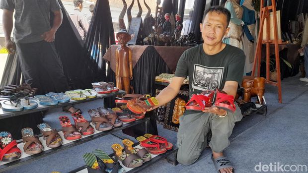Sendal kelom cantik dan elegan dari Sumedang.