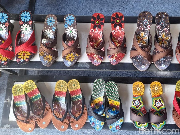 Sendal kelom cantik dan elegan dari Sumedang.