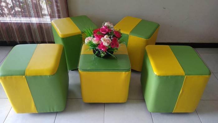 Kursi yang terbuat dari botol plastik beralamat di Jalan Sagitarius RT 38, RW 14, Kelurahan Liliba, Kecamatan Oebobo, Kota Kupang, (NTT). (Yufen Bria/detikBali)