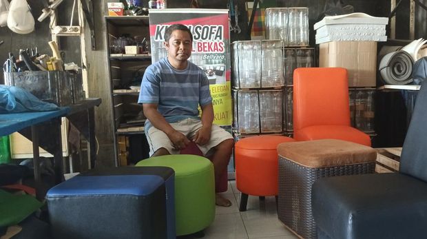 Sofa yang terbuat dari botol plastik beralamat di Jalan Sagitarius RT 38, RW 14, Kelurahan Liliba, Kecamatan Oebobo, Kota Kupang, (NTT).