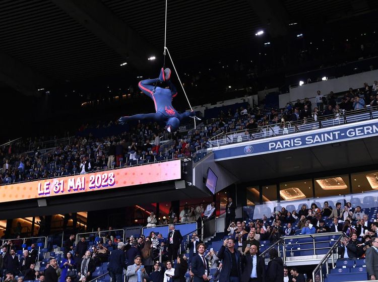 Wow! Ada Spiderman di Laga PSG Vs Ajaccio