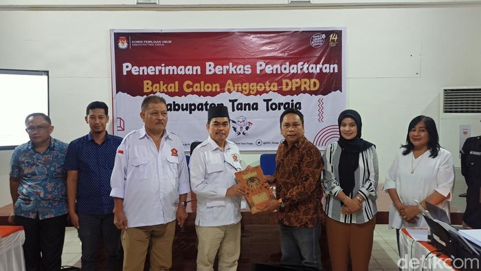 DPC Gerindra Tana Toraja saat mendaftarkan Bacaleg di KPU Tana Toraja.
