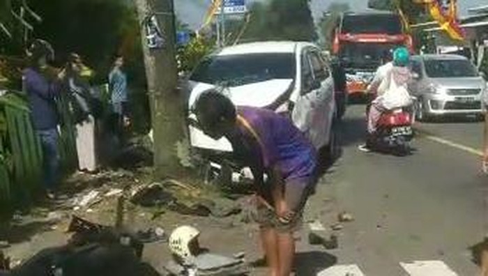 Tangkapan layar kecelakaan beruntun di Jalan Wonosari-Jogja KM.17, Kapanewon Patuk, Gunungkidul, Minggu (14/5/2023).