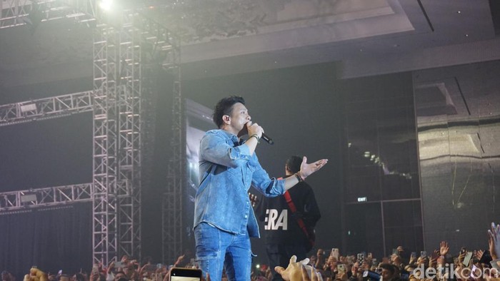 Konser The Great Journey of Noah di Surabaya memukau penonton, Sabtu (13/5/2023). Ariel, Lukman dan David tampil begitu energik.