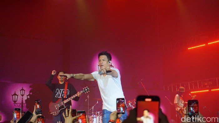 Konser The Great Journey of Noah di Surabaya memukau penonton, Sabtu (13/5/2023). Ariel, Lukman dan David tampil begitu energik.