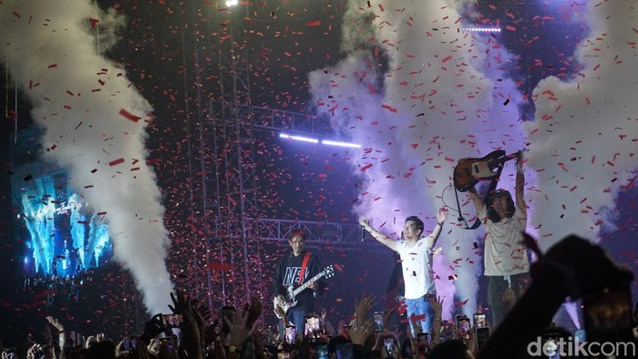 Konser The Great Journey of Noah di Surabaya memukau penonton, Sabtu (13/5/2023). Ariel, Lukman dan David tampil begitu energik.