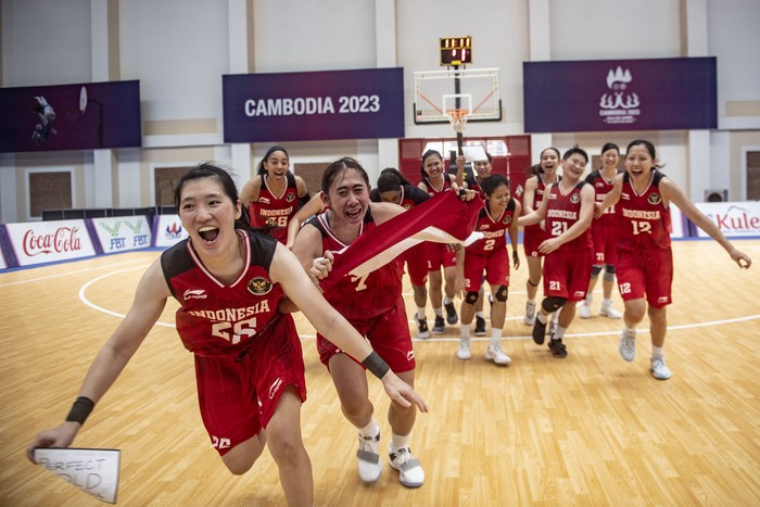 Tim basket putri Indonesia melakukan selebrasi usai mengalahkan tim basket Singapura pada pertandingan Basket 5X5 SEA Games 2023 di Elephant Hall 2, Morodok Techo Indoor Sports Center, Phnom Penh, Kamboja, Minggu (14/5/2023). Tim bola basket putri Indonesia berhasil mendapatkan medali emas usai mengalahkan Singapura dengan skor 86-39. ANTARA FOTO/Muhammad Adimaja/foc.