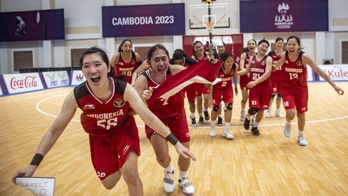 Tim basket putri Indonesia melakukan selebrasi usai mengalahkan tim basket Singapura pada pertandingan Basket 5X5 SEA Games 2023 di Elephant Hall 2, Morodok Techo Indoor Sports Center, Phnom Penh, Kamboja, Minggu (14/5/2023). Tim bola basket putri Indonesia berhasil mendapatkan medali emas usai mengalahkan Singapura dengan skor 86-39. ANTARA FOTO/Muhammad Adimaja/foc.