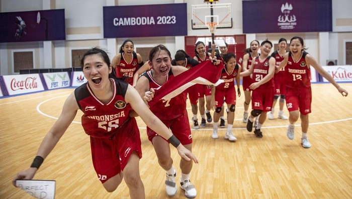 Timnas Basket Putri Indonesia Raih Emas SEA Games dan Ukir Sejarah Tim basket putri Indonesia melakukan selebrasi usai mengalahkan tim basket Singapura pada pertandingan Basket 5X5 SEA Games 2023 di Elephant Hall 2, Morodok Techo Indoor Sports Center, Phnom Penh, Kamboja, Minggu (14/5/2023). Tim bola basket putri Indonesia berhasil mendapatkan medali emas usai mengalahkan Singapura dengan skor 86-39. ANTARA FOTO/Muhammad Adimaja/foc.