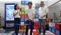 Chief Marketing Officer (CMO) FIFGROUP, Daniel Hartono (tengah), Chief Executive Officer (CEO) AstraPay, Rina Apriana (kiri), dan CEO Maucash, Ricky Gunawan (kanan) meresmikan pembukaan booth Anjungan MRT FIFGROUP 34 Tahun untuk mendukung program OJK dalam meningkatkan literasi dan keuangan di Stasiun MRT Bundaran HI, Jakarta, Minggu (14/5/2023).