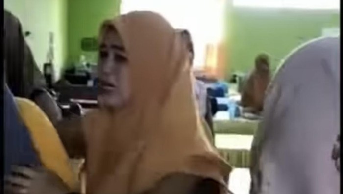 Video viral guru-guru SMPN 3 Parepare nangis histeris meminta kepsek dimutasi karena arogan.