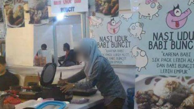 Wanita berhijab jualan babi