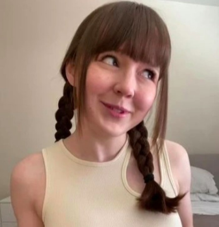 wanita tidak pakai bra