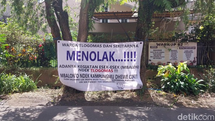 Warga Tlogomas Kota Malang memasang spanduk penolakan prostitusi di hotek sekitar kampungnya