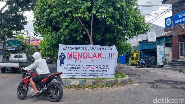 Warga Tlogomas Kota Malang memasang spanduk penolakan prostitusi di hotek sekitar kampungnya