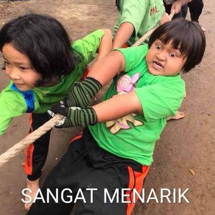Meme berikut ini bikin senyum-senyum sendiri, deh. Mau bilang salah tapi kok benar, mau bilang benar tapi ya salah.