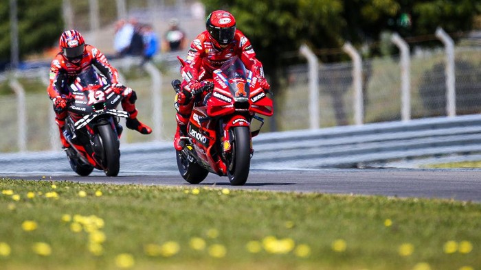 LAGOA, ALGARVE, PORTUGAL - MARCH 26: Francesco Bagnaia (Ducati Lenovo Team) and Maverick Vinales (Aprilia Racing) in action during the MotoGP Of Portugal - Race at Autodromo do Algarve on March 26, 2023 in Lagoa, Algarve, Portugal. (Photo by Diogo Cardoso/DeFodi Images via Getty Images)
