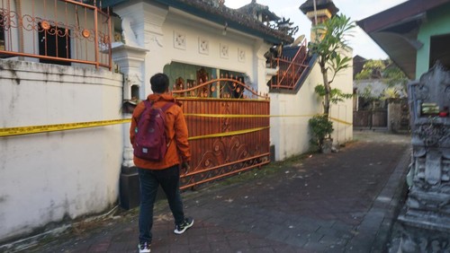 Rumah yang dijadikan tempat praktik aborsi oleh Arik Wiantara (53) di Banjar Celuk, Desa Dalung, Badung, masih dipasangi garis polisi, Senin (15/5/2023) (Agus Eka/detikBali)