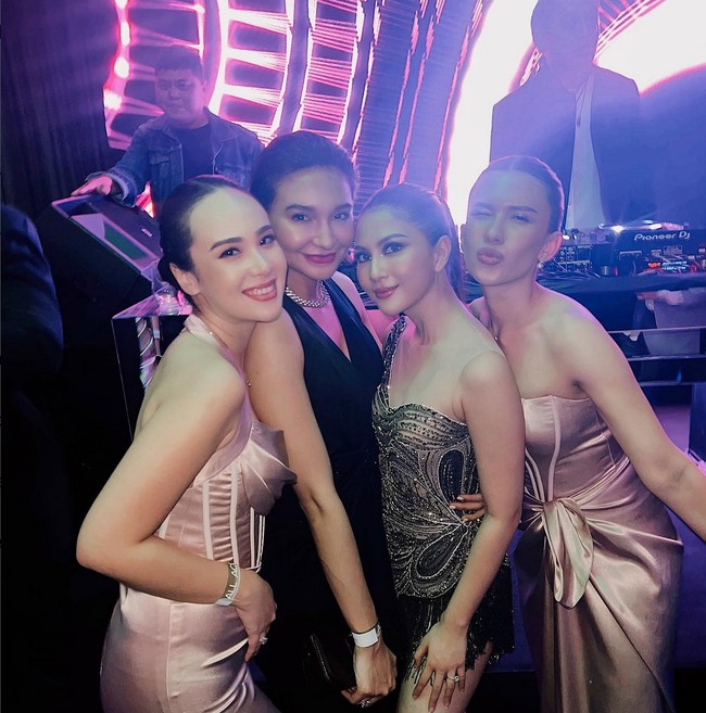 Jessica Mila pun tampak menikmati arter party dengan berfoto bersama para tamu yang merupakan kerabat dan teman dekat. Foto: Instagram