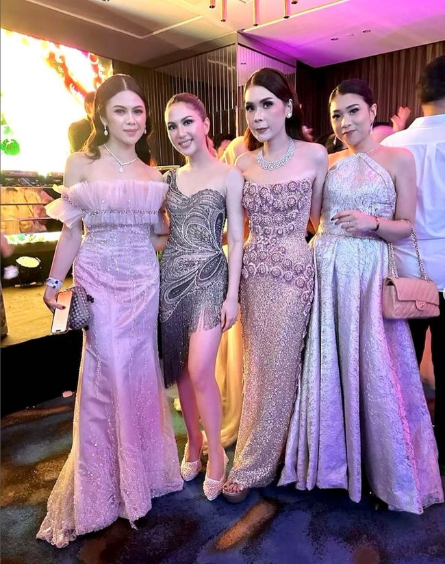 Wajah Jessica Mila dipercantik dengan riasan smokey eyes yang semakin mengentalkan nuansa glamor, dikreasikan makeup artist Eva Lovira. Foto: Instagram