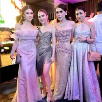 Wajah Jessica Mila dipercantik dengan riasan smokey eyes yang semakin mengentalkan nuansa glamor, dikreasikan makeup artist Eva Lovira. Foto: Instagram