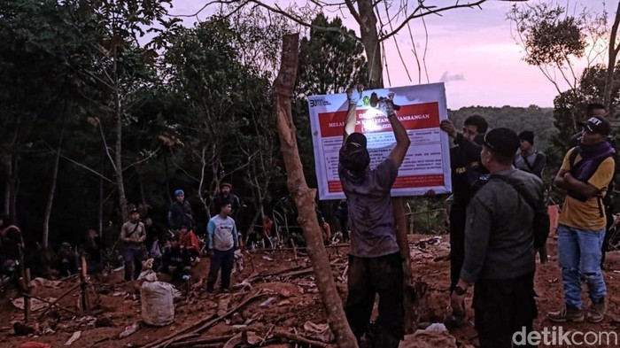 Aktivitas tambang ilegal di Sukabumi dibubarkan Polhut pada Senin (15/5/2023).