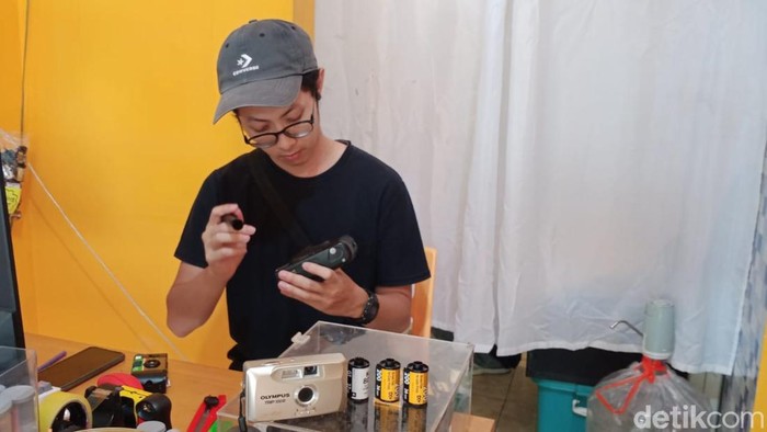 Alfons saat mencuci film dari kamera analog