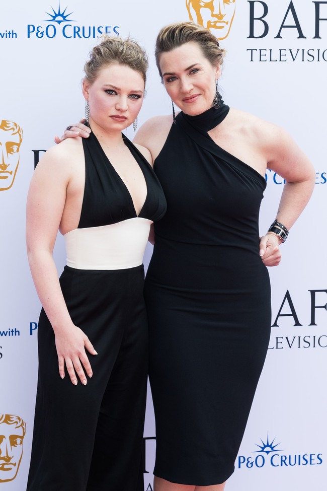 Duo ibu-anak, Kate Winslet dan Mia Threapleton, menghadiri BAFTA Television Awards 2023 di London, Inggris, pada Minggu (14/5/2023). Keduanya membintangi serial ‘I Am’ yang masuk nominasi di ajang penghargaan tersebut. (Foto: Wiktor Szymanowicz/Future Publishing via Getty Images)