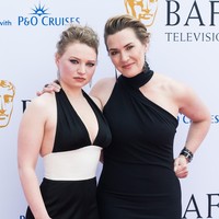 Duo ibu-anak, Kate Winslet dan Mia Threapleton, menghadiri BAFTA Television Awards 2023 di London, Inggris, pada Minggu (14/5/2023). Keduanya membintangi serial ‘I Am’ yang masuk nominasi di ajang penghargaan tersebut. (Foto: Wiktor Szymanowicz/Future Publishing via Getty Images)