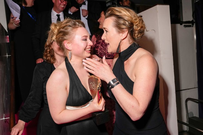 “Aku sudah yakin akan menangis malam ini. Aku tidak bisa menemukan pidatoku. Kalau bisa membelahnya, aku akan memberikannya untuk putriku. Mia Threapleton, kita berhasil Nak,” ujar Kate. (Foto: Scott Garfitt/BAFTA via Getty Images)
