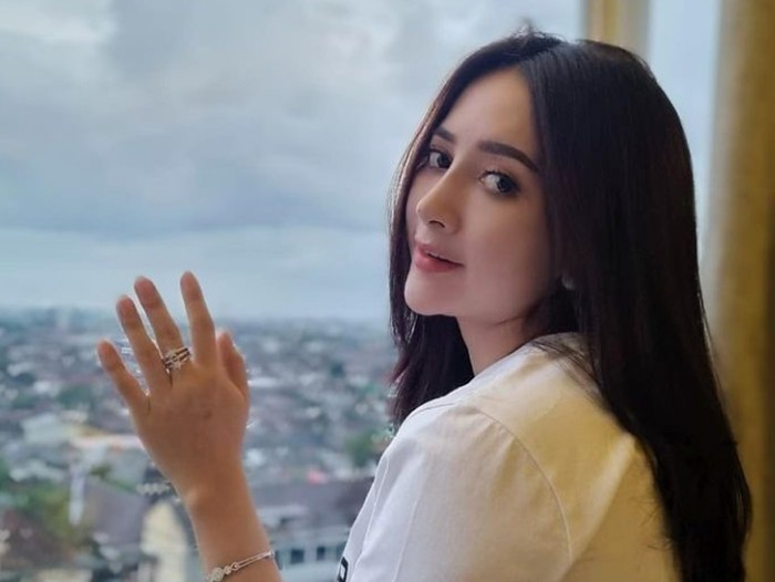 Selama ini, Angely Emitasari dikenal sebagai seorang kades di Lamongan. Parasnya yang rupawan membuat ia kerap disebut Kades Cantik.