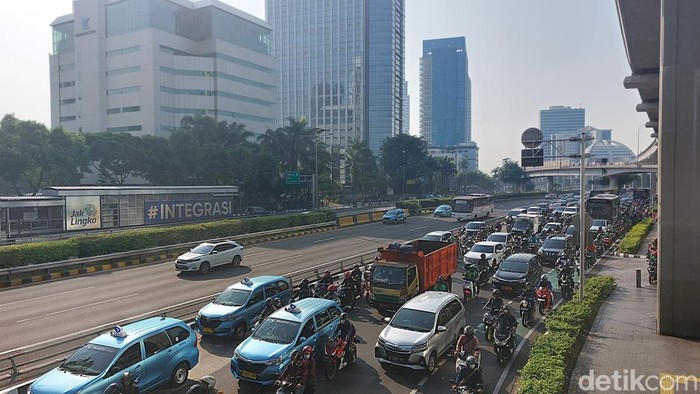 Arus lalu lintas (lalin) di Jalan Gatot Subroto arah Semanggi terpantau macet pagi ini. Kemacetan terjadi cukup panjang. (Rumondang N/detikcom)