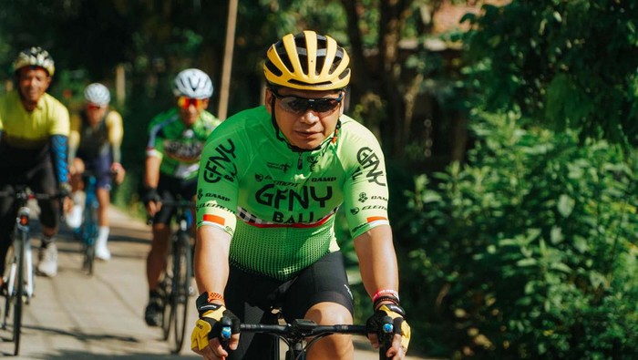 Purworejo Group Ride ke-7 GFNY Bali - IFG Life: Jelajahi Rimba dan Punggungan Bukit Jawa Tengah



Penggiat sepeda jalan raya dari Group Ride ke-7 GFNY Bali - IFG Life, melintas kawasan Purworejo , Jawa Tengah, Minggu (14/5/2023). Gowes diisi segmen rolling di jalur tanjakan dan turunan di  bukit-bukit yang mengelilingi Kabupaten Purworejo.

Gowes GFNY kali ini dikuti oleh 100 peserta dimulai dari Alun-alun Purworejo, menuju Kutoarjo, Gunung Tugel, Wirun, Lugosobo, Gebang, Tlogosono, Redin, Maron, Cangkrep, dan finish di Bumper Heroes Park. Jarak tempuh lebih dari 50 kilometer. 

Selain menyajikan pemandangan indah, GFNY Riders melewati desa wisata  beberapa desa  yang merupakan wujud  kearifan lokal, yang dikelola oleh warga asli setempat, sebagai bagian dari pemberdayaan ekonomi desa. 

