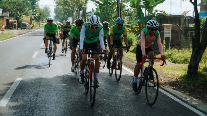 Atlet Sepeda Ini Jelajahi Rimba dan Punggungan Bukit Jawa Tengah Purworejo Group Ride ke-7 GFNY Bali - IFG Life: Jelajahi Rimba dan Punggungan Bukit Jawa Tengah
Penggiat sepeda jalan raya dari Group Ride ke-7 GFNY Bali - IFG Life, melintas kawasan Purworejo , Jawa Tengah, Minggu (14/5/2023). Gowes diisi segmen rolling di jalur tanjakan dan turunan di bukit-bukit yang mengelilingi Kabupaten Purworejo.
Gowes GFNY kali ini dikuti oleh 100 peserta dimulai dari Alun-alun Purworejo, menuju Kutoarjo, Gunung Tugel, Wirun, Lugosobo, Gebang, Tlogosono, Redin, Maron, Cangkrep, dan finish di Bumper Heroes Park. Jarak tempuh lebih dari 50 kilometer.
Selain menyajikan pemandangan indah, GFNY Riders melewati desa wisata beberapa desa yang merupakan wujud kearifan lokal, yang dikelola oleh warga asli setempat, sebagai bagian dari pemberdayaan ekonomi desa.