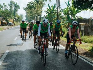 Atlet Sepeda Ini Jelajahi Rimba dan Punggungan Bukit Jawa Tengah