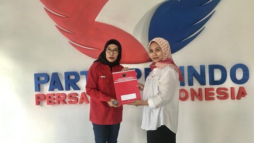 Baiq Nanik Winarni, istri Wakil Ketua DPD PDIP NTB Ruslan Turmuzi saat menyerahkan berkas pengunduran diri menjadi bacaleg di Kantor DPD Partai Perindo Kota Mataram, Senin (15/5/2023). (Foto: Helmy Akbar/detikBali)