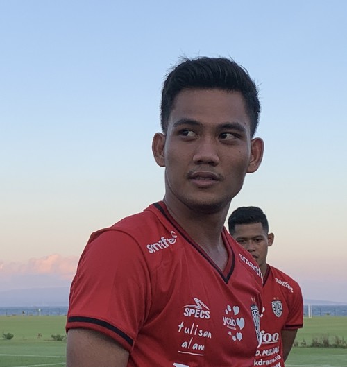 Pemain baru Bali United Tegar Infrantrie Sukamto seusai latihan perdana di Training Center, Pantai Purnama, Gianyar, Senin (15/5/2023) (Siti Mu’amalah/detikBali)