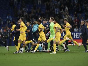 Suporter Espanyol Invasi Lapangan, Ganggu Perayaan Juara Barcelona