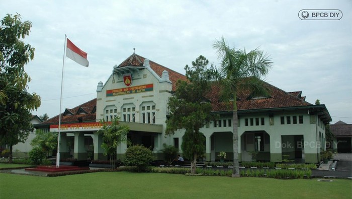 Bekas Gedung Departemen Persiapan Sekolah Pelatihan Guru-guru Pribumi sekarang menjadi markas Komando Distrik Militer (Kodim) 0734 Kota Yogyakarta