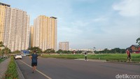 Selain jalan santai, traveler juga bisa juga melakukan aktivitas olahraga di sini. Aktivitas olahraga yang bisa dilakukan di sini seperti jogging, bersepedah, hingga bermain sepatu roda. (Weka Kanaka/detikcom)