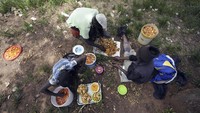 Di tengah hutan, Waisoni dan Beverly biasanya akan bergabung dengan para pemburu jamur lainnya yang didominasi wanita. Penelitian yang dilakukan Ngezimana menemukan bahwa perempuan memiliki pengetahuan yang lebih baik tentang jamur yang aman dibandingkan pria.  