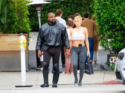 Kanye West Jual Sepatu Kaus Kaki Rp 3,1 Juta, Langsung Banjir Hujatan