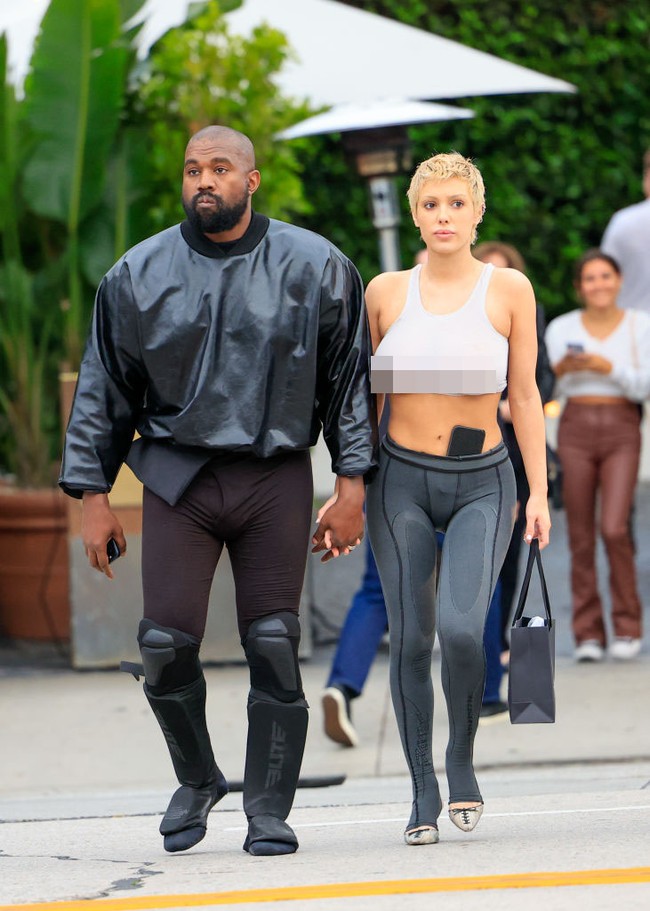 Kanye West dan Bianca Censori kabarnya telah menikah awal tahun ini. Pasangan tersebut pertama kali terlihat bersama pada bulan Januari di Waldorf Astoria di Beverly Hills. Baru-baru ini keduanya berani memamerkan kemesraan. Foto: Getty Images