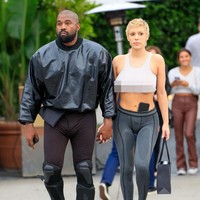 Kanye West dan Bianca Censori kabarnya telah menikah awal tahun ini. Pasangan tersebut pertama kali terlihat bersama pada bulan Januari di Waldorf Astoria di Beverly Hills. Baru-baru ini keduanya berani memamerkan kemesraan. Foto: Getty Images