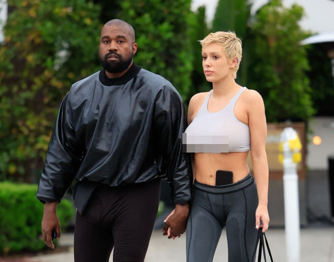 Kanye dan Bianca Censori berjalan bergandengan tangan setelah keluar dari restoran Cecconi di Hollywood barat baru-baru ini. Foto: Getty Images
