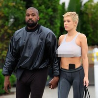 Kanye dan Bianca Censori berjalan bergandengan tangan setelah keluar dari restoran Cecconi di Hollywood barat baru-baru ini. Foto: Getty Images