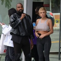 Busana ketat yang memamerkan lekukan tubuh juga menjadi pilihan yang disukai Bianca Censori.Foto: Getty Images