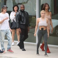 Area dada dan putingnya tampak menonjol yang menjadi bahan perbincangan netizen. “Dia perlu pakai bra,” komentar netizen di Instagram. Tampil di publik dengan gaya seperti itu. Memalukan, tulis netizen di internet. Foto: Getty Images