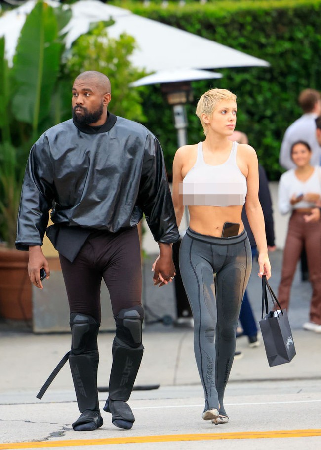 Penampilan wanita 27 tahun itu jadi sorotan. Dia tampil dengan legging dan crop top abu-abu tanpa mengenakan bra. Foto: Getty Images